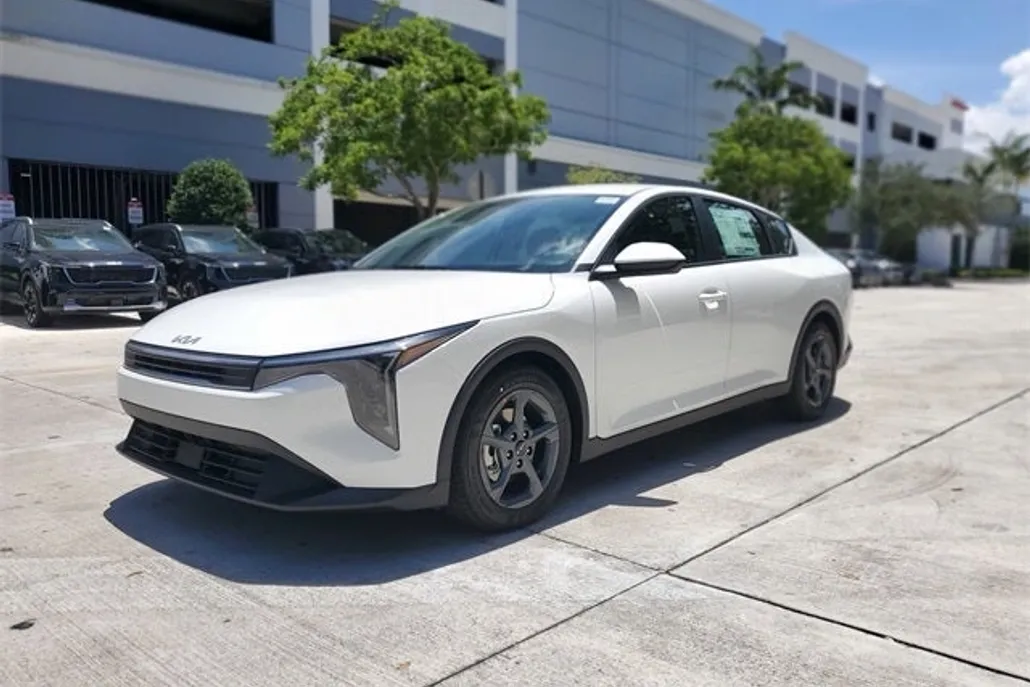 2025 Kia K4 LXS photo 1