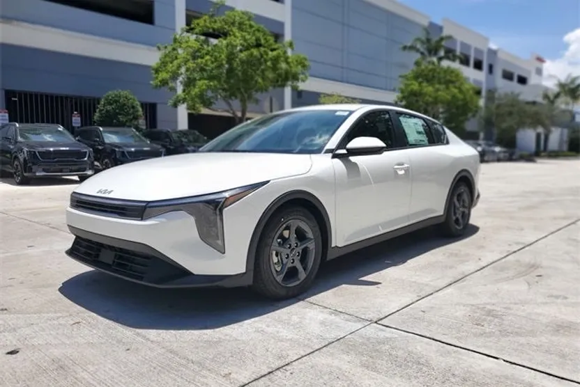 2025 Kia K4 LXS photo 1