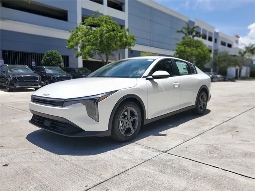 2025 Kia K4 LXS photo 1