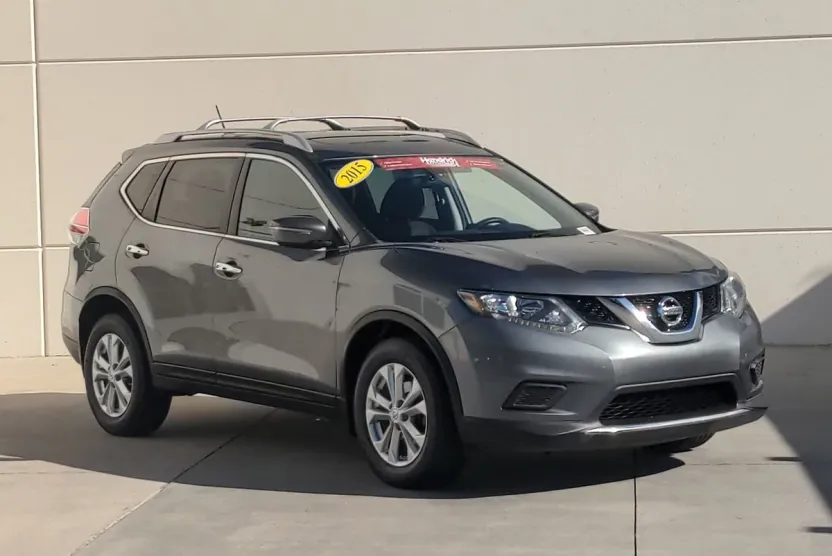 2015 Nissan Rogue SV photo 1