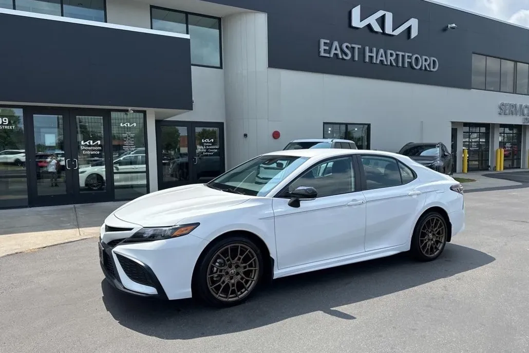 2023 Toyota Camry SE photo 1