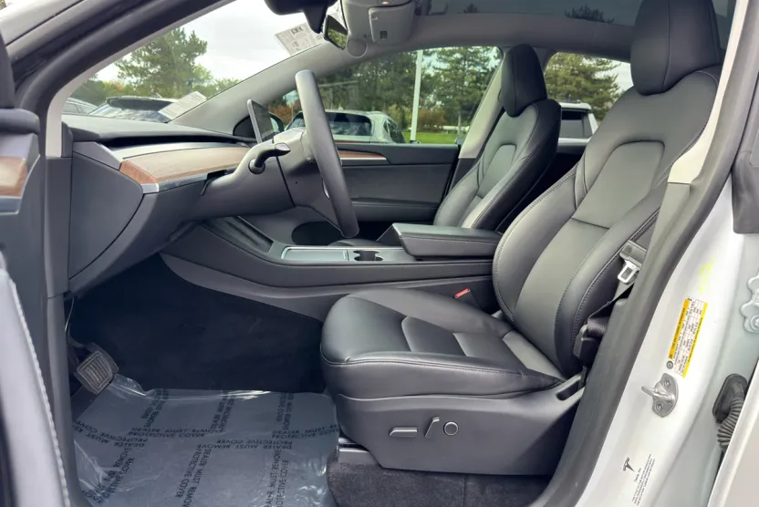 2023 Tesla Model Y Long Range photo 1