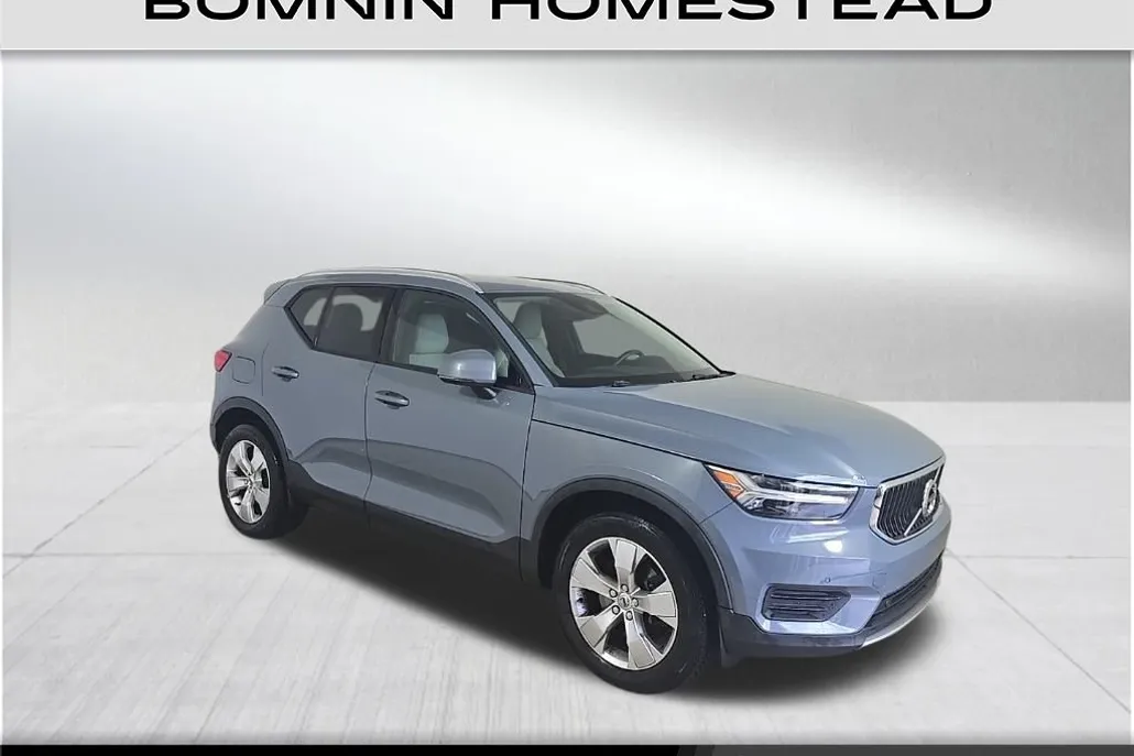2020 Volvo XC40 Momentum photo 1
