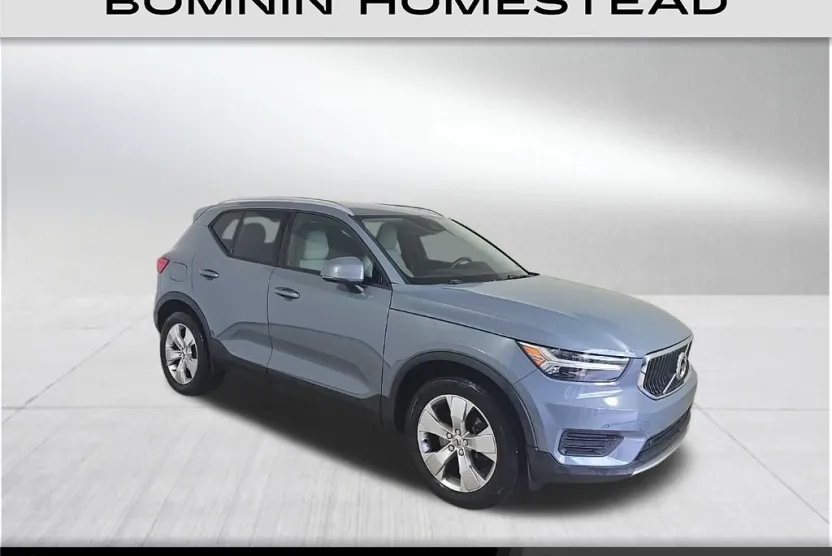 2020 Volvo XC40 Momentum photo 1