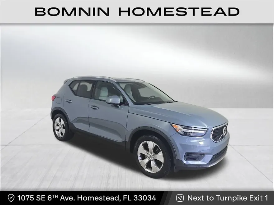 2020 Volvo XC40 Momentum photo 1