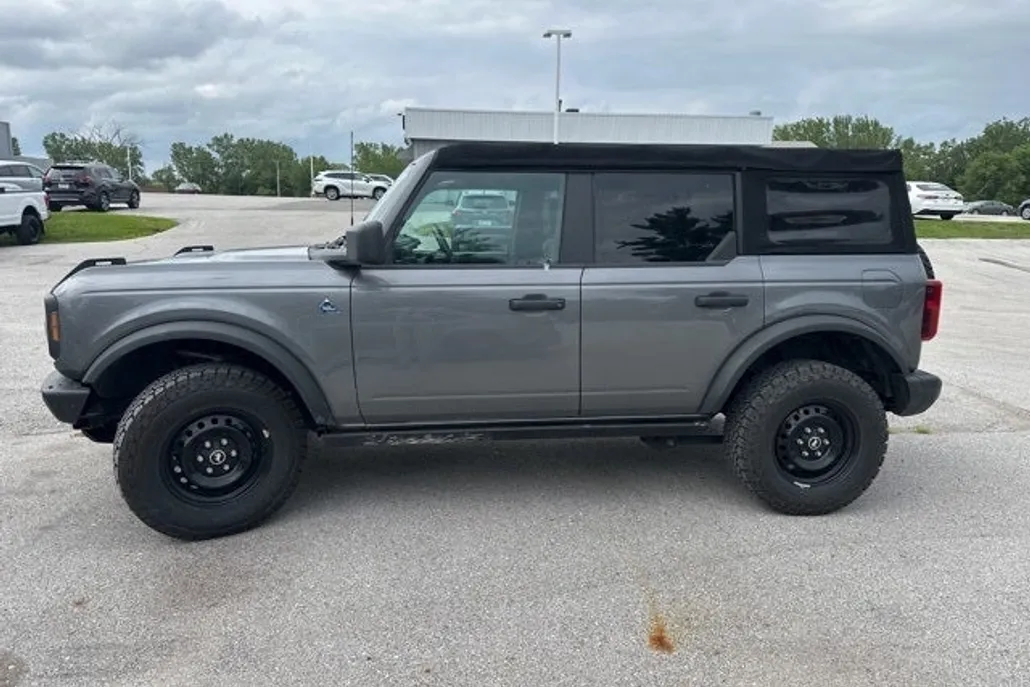 2021 Ford Bronco Black Diamond photo 1