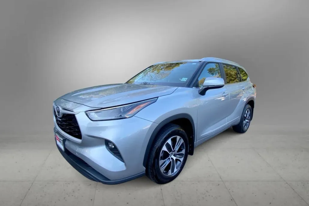2025 Toyota Highlander XLE photo 1