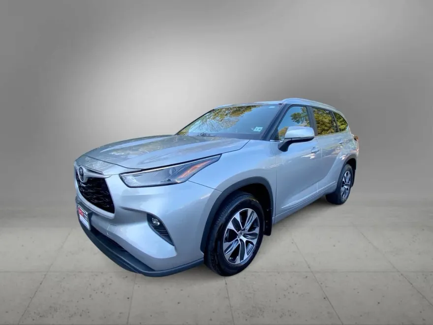 2025 Toyota Highlander XLE photo 1