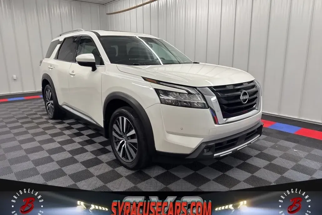2022 Nissan Pathfinder Platinum photo 1