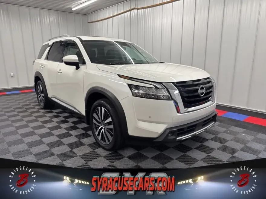 2022 Nissan Pathfinder Platinum photo 1