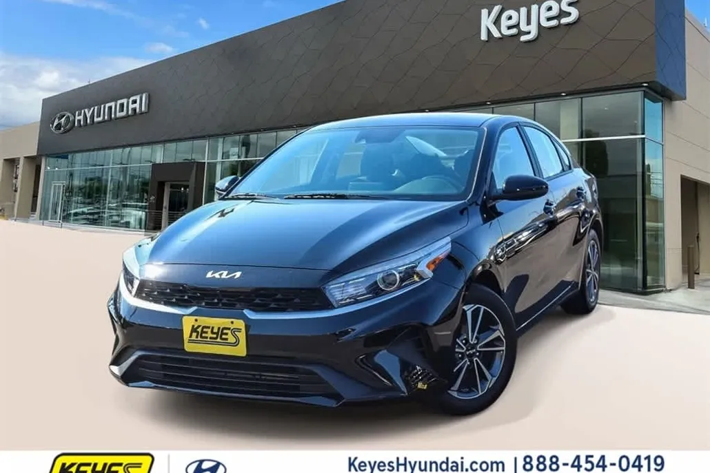 2023 Kia Forte LXS photo 1