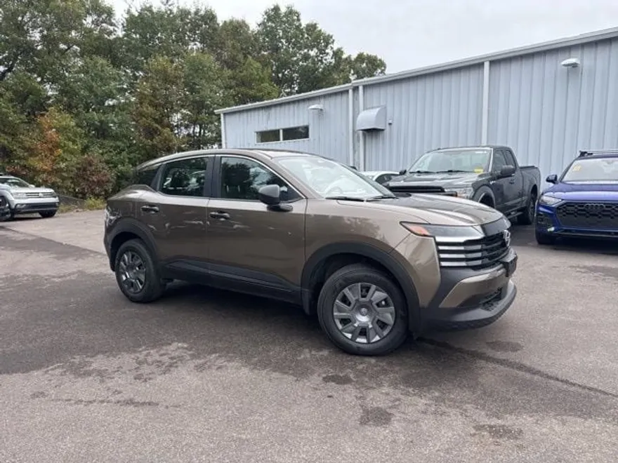2025 Nissan Kicks S photo 1