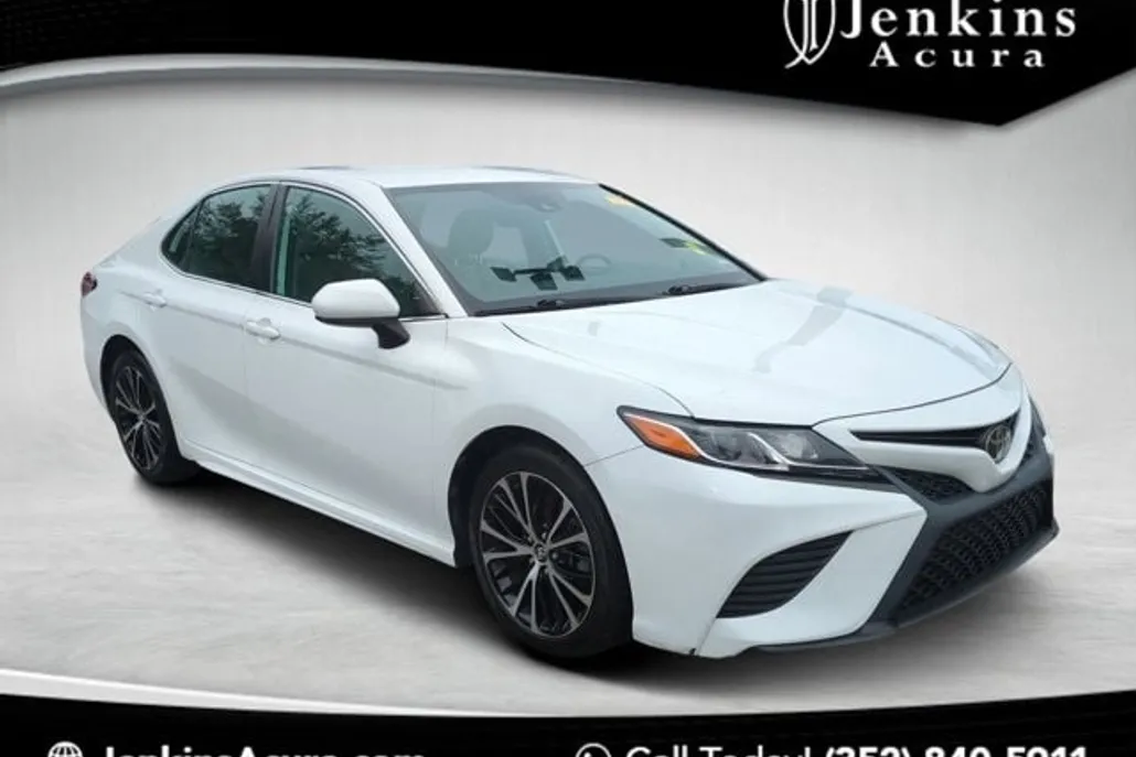 2020 Toyota Camry SE photo 1