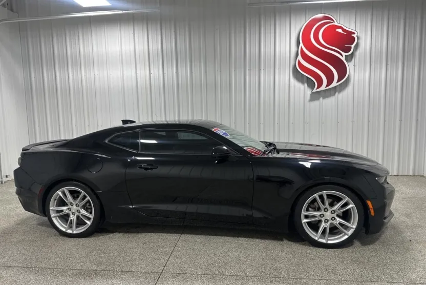 2019 Chevrolet Camaro 1LT photo 1