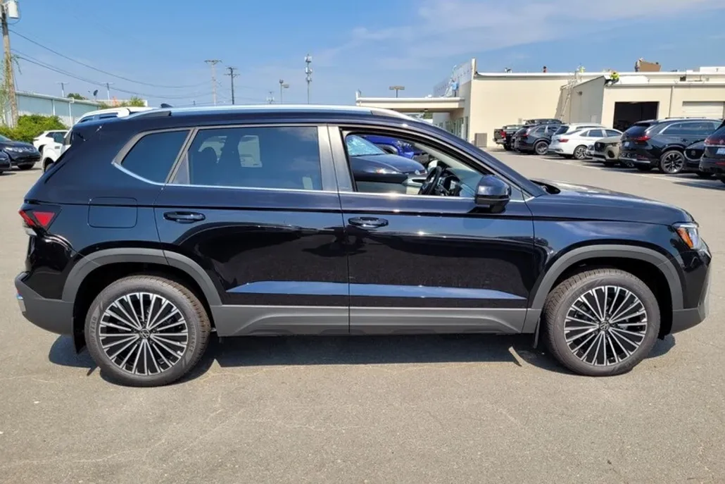 2025 Volkswagen Taos SE photo 1