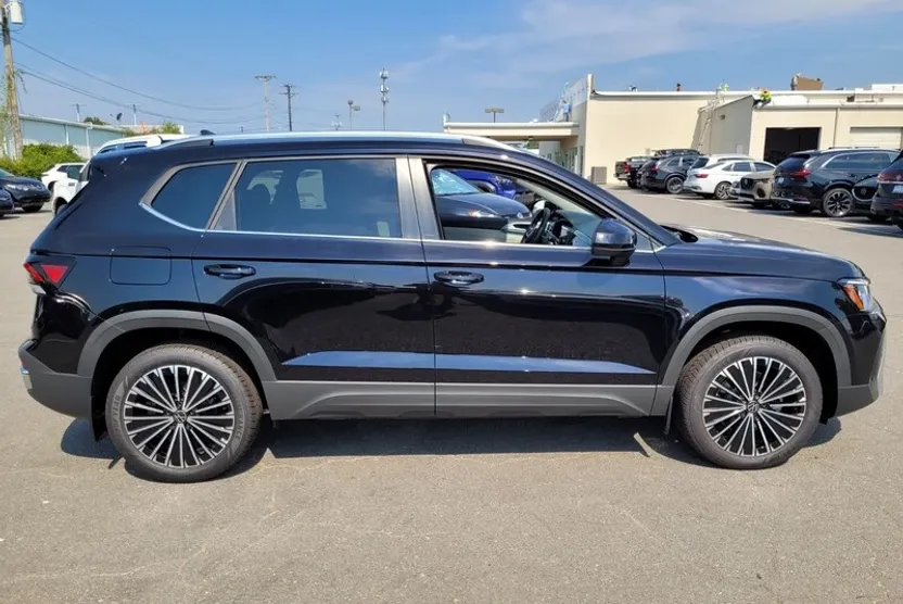 2025 Volkswagen Taos SE photo 1