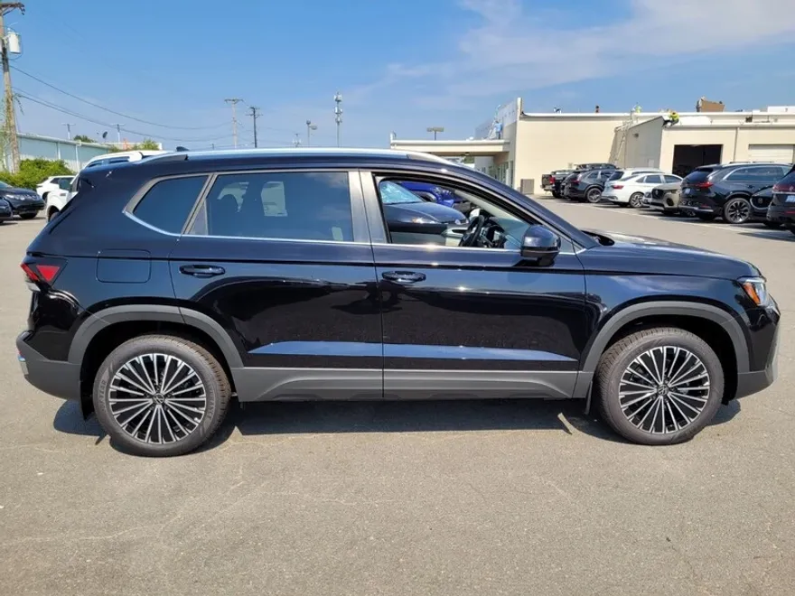 2025 Volkswagen Taos SE photo 1