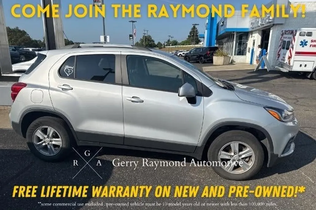 2022 Chevrolet Trax LT photo 1