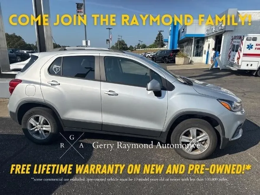2022 Chevrolet Trax LT photo 1