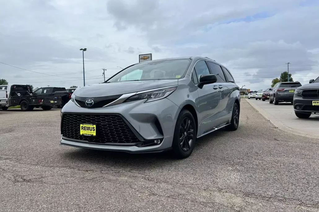 2024 Toyota Sienna XSE photo 1