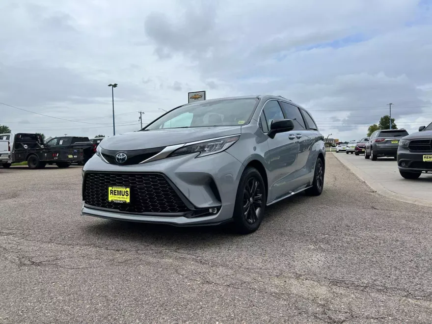 2024 Toyota Sienna XSE photo 1