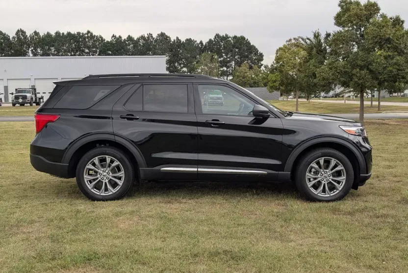 2022 Ford Explorer XLT photo 1
