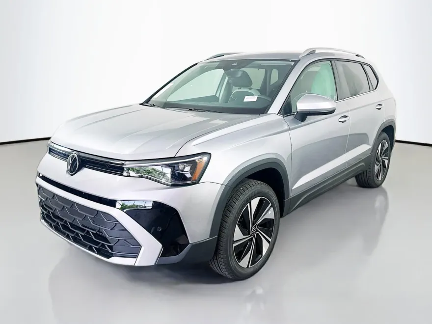 2025 Volkswagen Taos SE photo 1