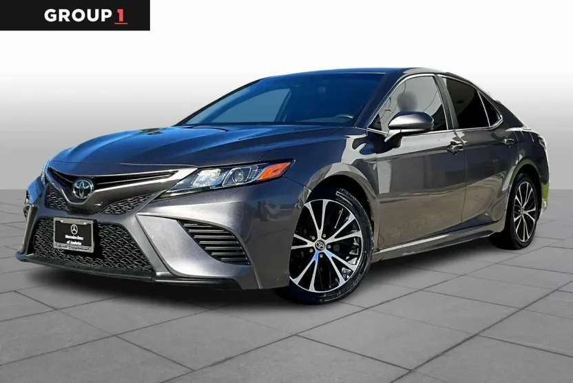 2020 Toyota Camry SE photo 1