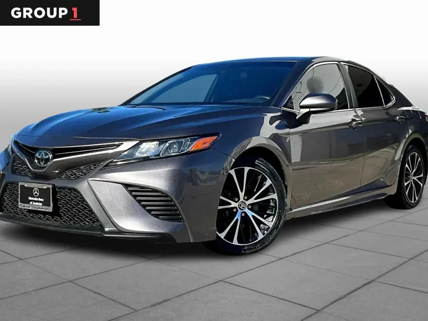 2020 Toyota Camry SE photo 1