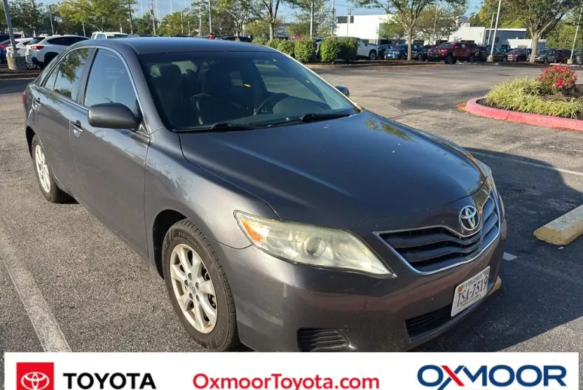 2011 Toyota Camry LE photo 1
