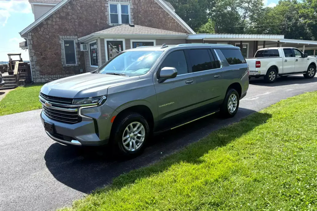 2022 Chevrolet Suburban LT photo 1