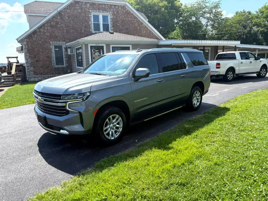 2022 Chevrolet Suburban LT photo 1