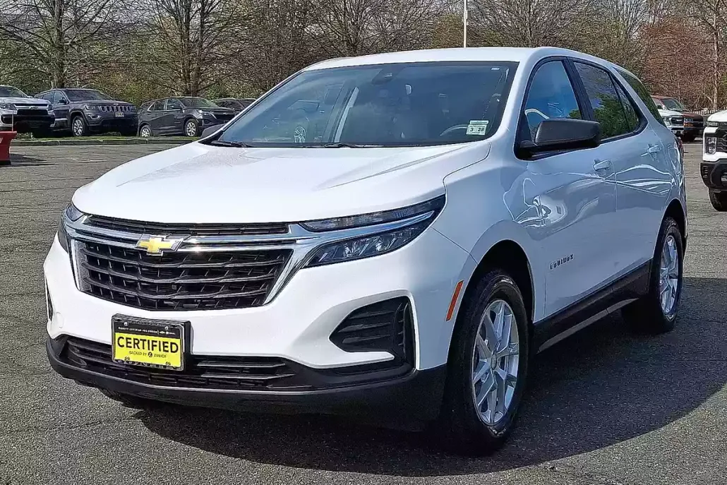 2023 Chevrolet Equinox LS photo 1