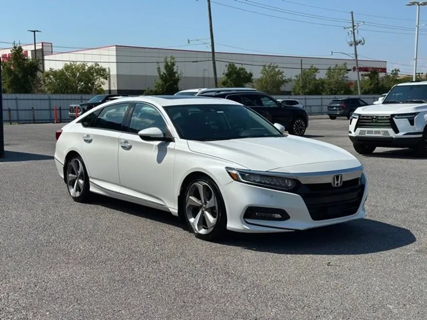 2018 Honda Accord Touring photo 1
