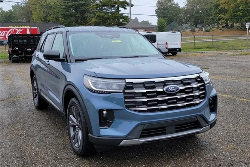 2025 Ford Explorer photo 1
