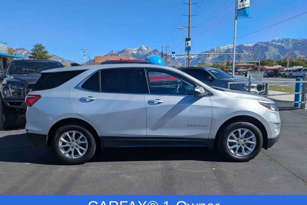 2020 Chevrolet Equinox LT photo 1