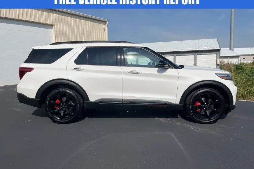 2023 Ford Explorer ST photo 1