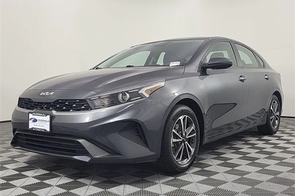 2023 Kia Forte LXS photo 1