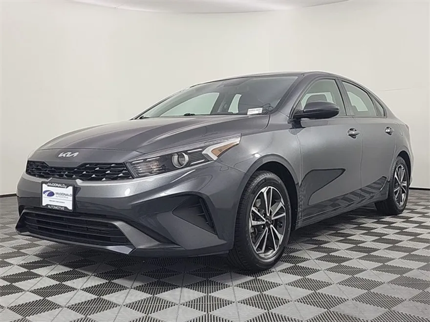 2023 Kia Forte LXS photo 1