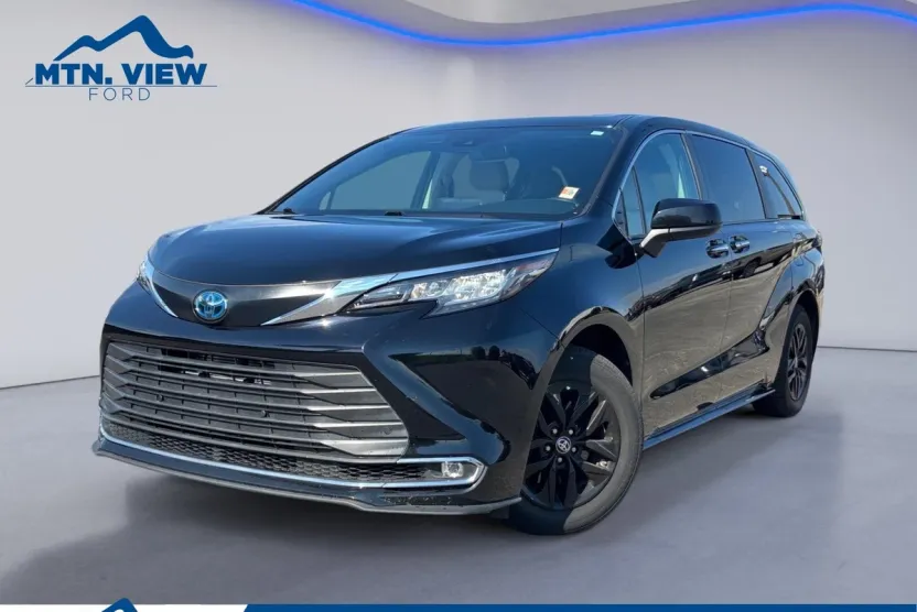 2022 Toyota Sienna XLE photo 1