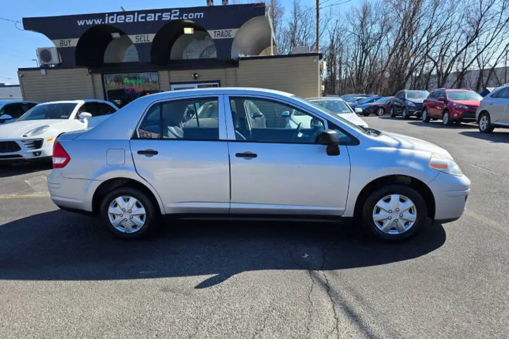 2009 Nissan Versa 1.6 Base photo 1