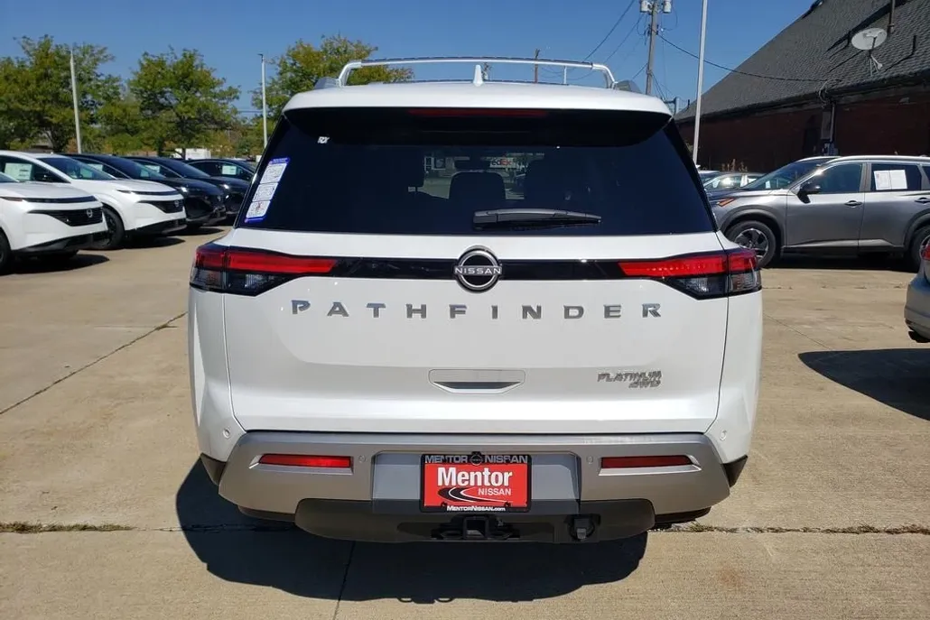 2025 Nissan Pathfinder Platinum photo 1