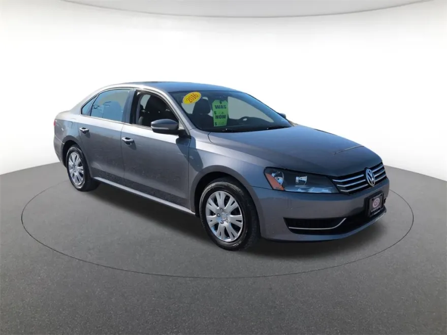 2015 Volkswagen Passat S photo 1