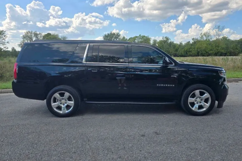 2017 Chevrolet Suburban LS photo 1