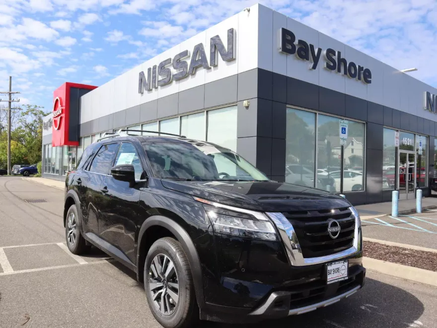 2025 Nissan Pathfinder SL photo 1