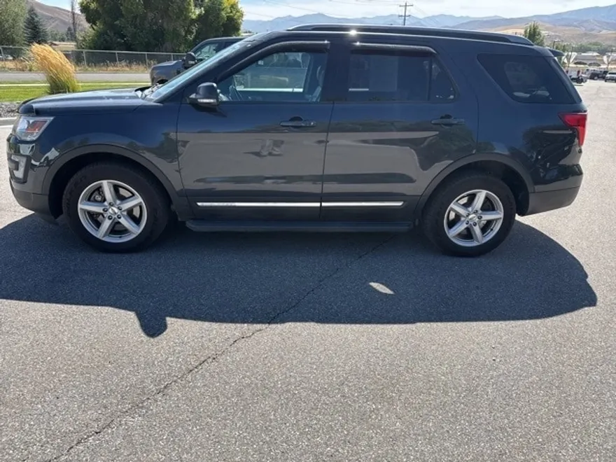 2017 Ford Explorer XLT photo 1