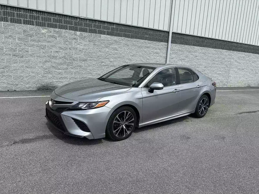 2018 Toyota Camry SE photo 1