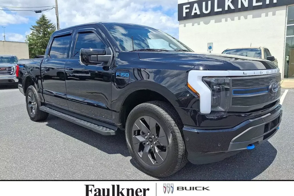 2023 Ford F-150 Lightning Lariat photo 1