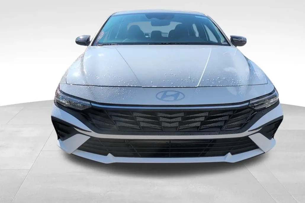 2025 Hyundai Elantra SEL Sport photo 1