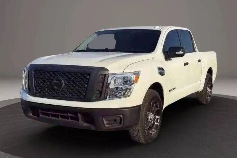 2017 Nissan Titan SV photo 1